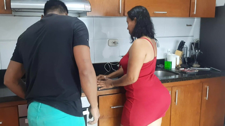 LanaKumari: Nadržená Vlna Saje Můj Penis V Kuchyni