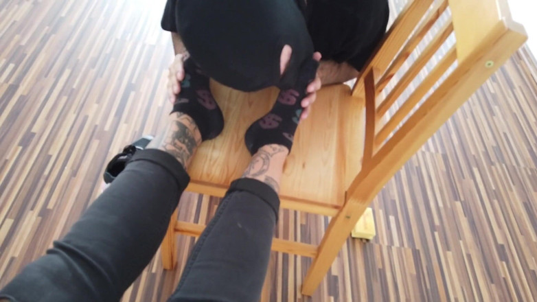 Fetish videos by Alex: 문신을 한 발을 숭배하는 발 노예