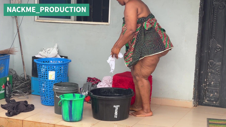 NACKME_PRODUCTION: Africká máma multitasks v neděli ráno