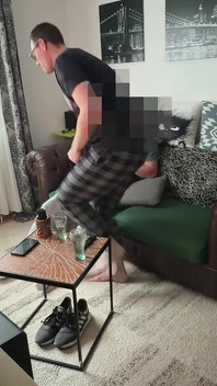 Hetero Neugieriger Handwerker Von Schwulem Verführt Und Wird Beim Spielen Auf Der Couch Gelutscht