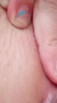 Sexy oblečení na posteli, manžel není doma