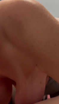 吮吸他的坚果，但确保相机对准我的，正如你们中的许多人要求的那样。