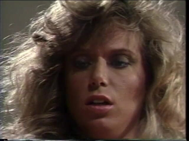 A Lesbian World: 털이 무성한 컵에서 마시는 것을 좋아하는 핫한 금발 Floozies Barbii의 Coule