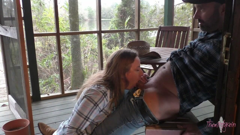 Themistyrein: Curvilínea loira chupa pau com uma vista do campo