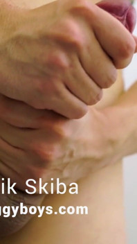 Sexig tatuerad tonåring twink pojke runkar av