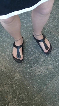 Birkenstocks en nylon voetjes in het trappenhuis