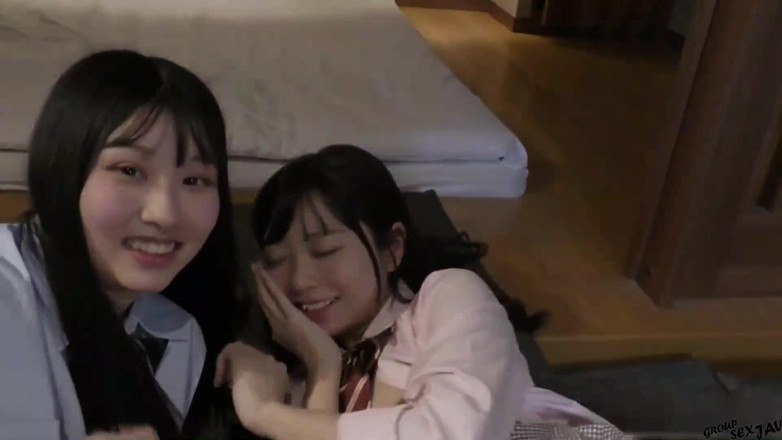 Asian happy ending: Cewek-cewek cantik dan seragam seks threesome