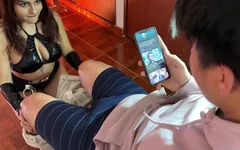 Me follo a mi hermanastra vestida de policía hasta que ella me hace correrme en chorros