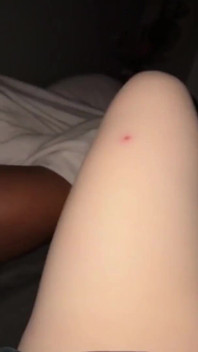 Mijn beste vriendin betrapte me op het aftrekken van haar porno en speelde er stiekem met zichzelf overheen