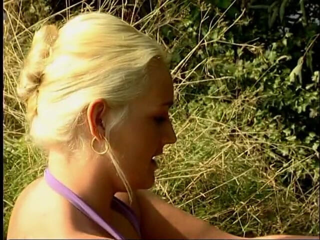 Lucky Cooch: cycata blond dziwka wieje kutasa starszego faceta na zewnątrz