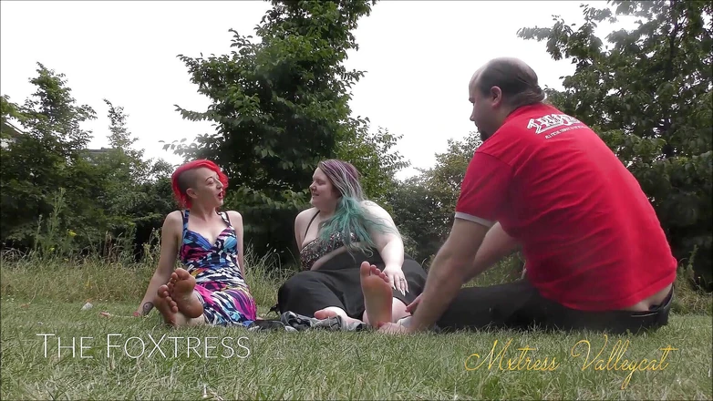 Mxtress Valleycat: Serving both our feet in the park