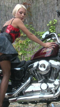 Diosa rubia en tacones altos le encanta mostrarle un cuerpo increíble al aire libre