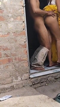 Casalinga indiana scopata all'aperto con il vicino cognato