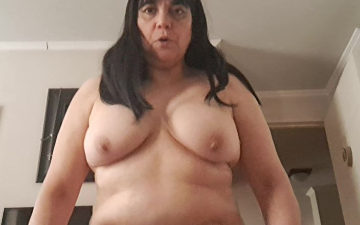 Mommy big hairy pussy: ホットな継母が義理の息子と一緒に彼女のベッドでファック