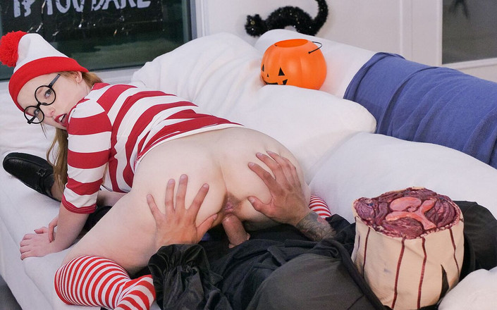 Exxxtra Small: Cleo clementine lagi asik goyangin kontol seram yang bikin kakinya...