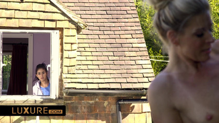 Luxure: India Summer Super Nadržená v horké vaně