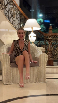 Queen with No Panties