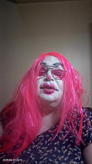 Stephanie-Nicole-TV: Televizní klaun děvka kouří doutník a mluví sprostě