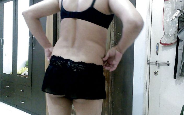 Cute &amp; Nude Crossdresser: Travestit efeminat sexy Femboy Sweet Lollipop în fustă scurtă și sutien.