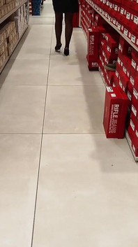 Moja ekshibicjonistka pasierbica bez majtek i pończoch w sklepie obuwczym