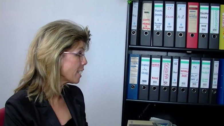 MCG Empire: Великий член трахає мамку з маленькими цицьками, а її друг ковтає сперму