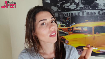 Smokin Fetish: Wunderschöne brünette raucht eine zigarre in ihrem schlafzimmer