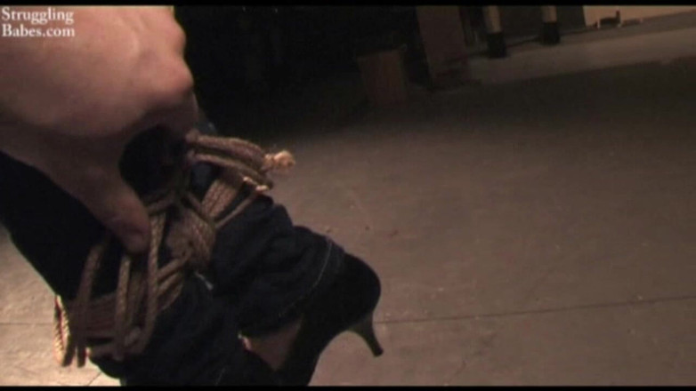 Submissed: Бондаж у сараї