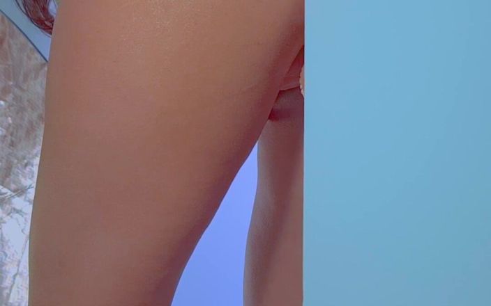 Little Dessert: Seksi elbiseli ve spor ayakkabılı üniversiteli desi cam dildoyla oynuyor