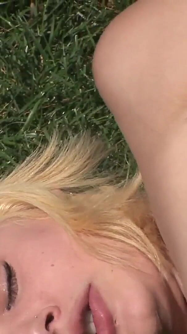 Big cock lovers: Virgin teen Ally Ann, eine schlampe mit einer glatten muschi...