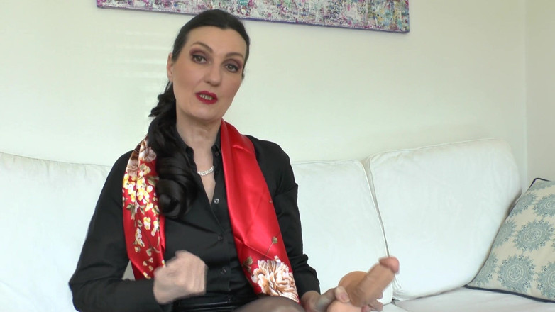 Lady Victoria Valente: 빨간 새틴과 성욕이 강한 자지, 그리고 의붓이모 빅토리아 발렌테에게 천으로 자위하는 모습