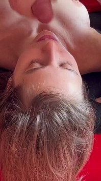 Lei mi lecca il buco del culo e si fa sborrare in faccia- lo adoro