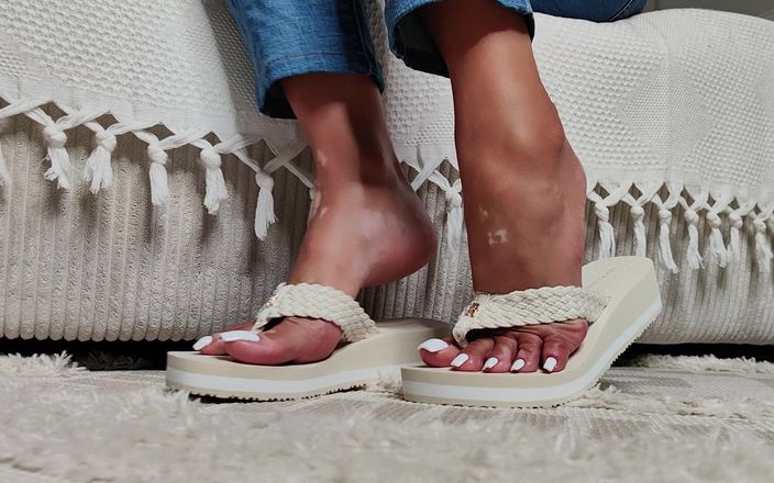 Goddess Lena: Bàn chân của tôi trong nền tảng Beige Slides