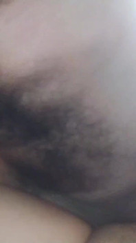 Když milf manžel vdané ženy není doma, chlapec od vedle ji přijde ošukat