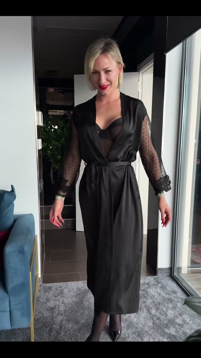 Angel The Dreamgirl: Než ti ukážu, hádej, co mám na sobě v punčochách...