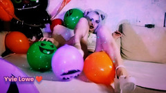 Yvie Lowe: Yvie Lowe - pesta balon halloween