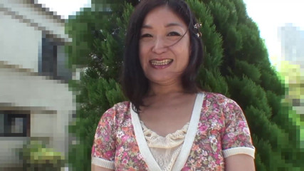 Asian Mature Climax: काले बाल वाली आकर्षक कपड़े उतारती है