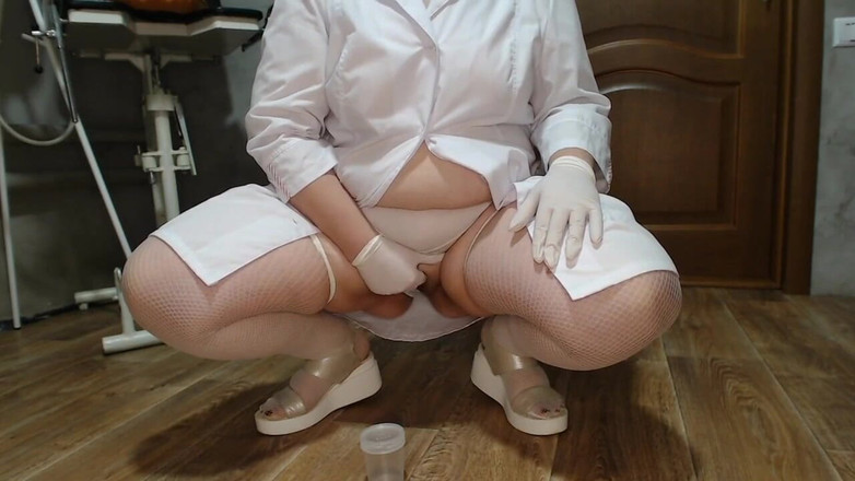 OurFetishLife: 熟女护士的甜蜜小穴自慰和撒尿
