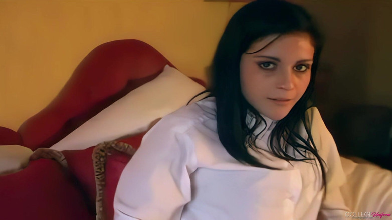 College Uniform: Usikan telanjang yang menampilkan Keria Jones