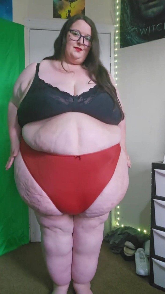 SSBBWLadyBrads: SSBBW Riesin geht in engem rotem höschen