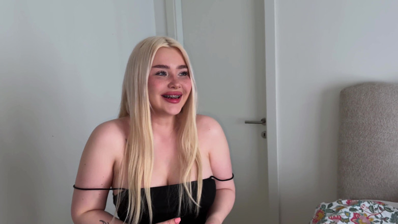 Blondessa: Üvey kız kardeşim partiden sonra seks yapmak için eve geldi.