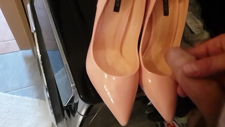 Milosbroz: Sborra sui nuovi tacchi alti sexy della mia ragazza NO...