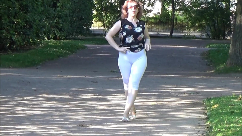 RedRoseRus: Velké zadky bílé legíny na procházce