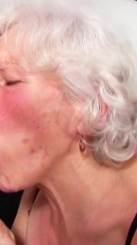 80歳のおばあちゃんと最後の願いへくそ彼女のステップ孫