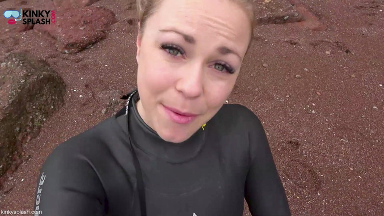 UKCuteGirl: Wetsuit giantess tìm thấy một đồ chơi nhỏ để trêu chọc