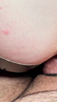 Linda agente de bienes raíces usa su pequeño culo para convencer al cliente