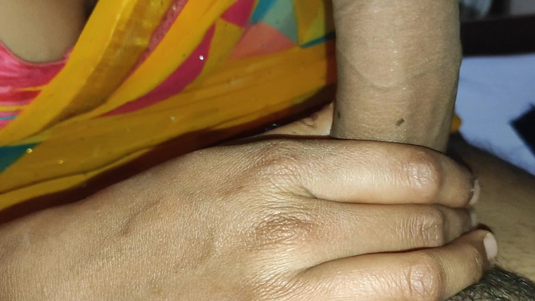 Gini272: Une bhabhi se fait baiser la nuit quand personne n’est à...