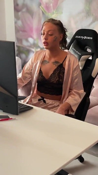 Une belle-fille coquine se fait baiser par sa belle-mère !
