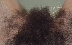 Harig meisje dat haar grote bos wast
