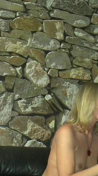 Două mame sexy germane blonde își deschid pizdele pentru o singură pulă împărțită într-un sex în trei cu dragoste pasională de împărțit în timp real