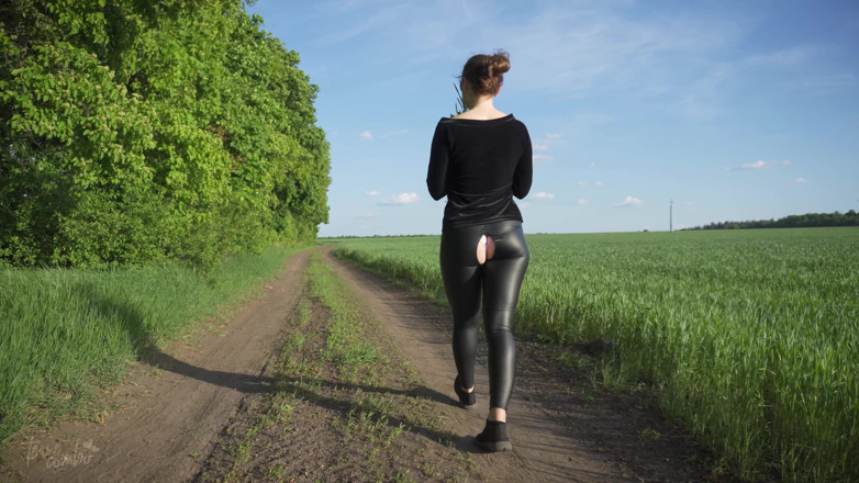 Teasecombo 4K: Ragazza che cammina all'aperto in leggings di pelle strappati